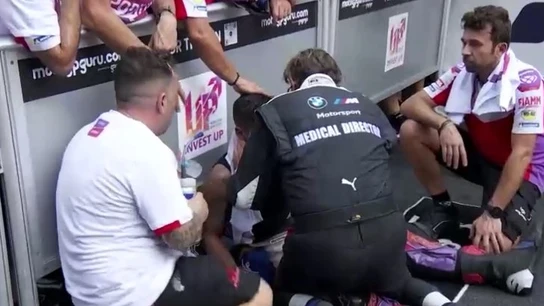 Jorge Martín en el suelo recibiendo ayuda médica Jorge Martín en el suelo recibiendo ayuda médica