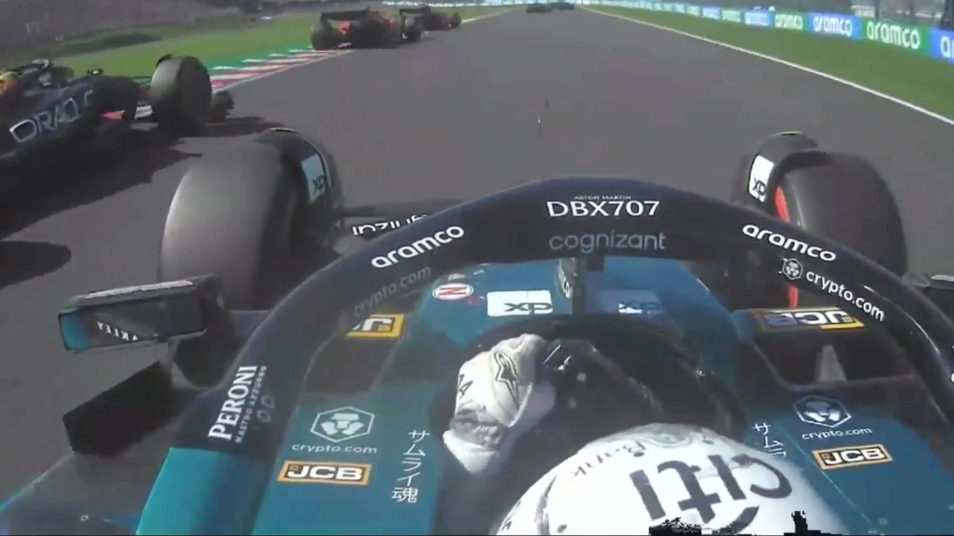 Alonso, superando al Red Bull de Pérez