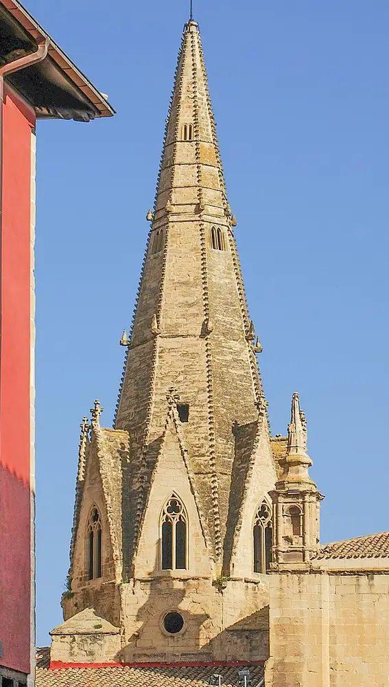 Detalle exterior de la Iglesia Imperial de Santa María de Palacio