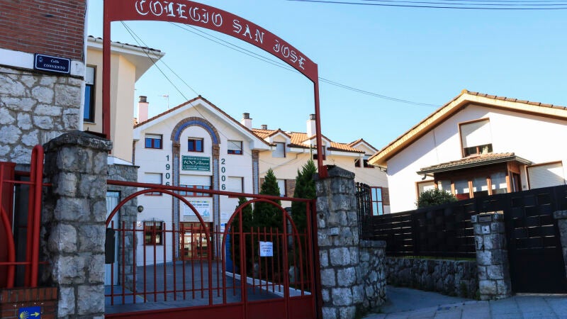 Vista del exterior del colegio concertado San José de Astillero (Cantabria) en el que se han cursado dos denuncias por el contenido de los chats de estudiantes.
