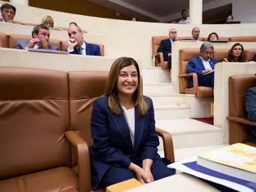 La presidenta de Cantabria, María José Sáenz de Buruaga, en el Parlamento.