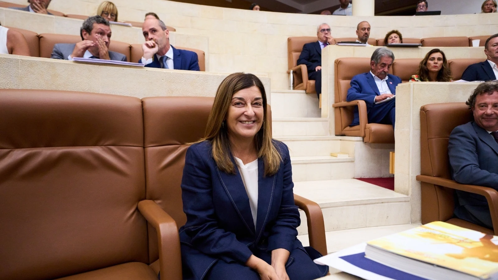 La presidenta de Cantabria, María José Sáenz de Buruaga, en el Parlamento.