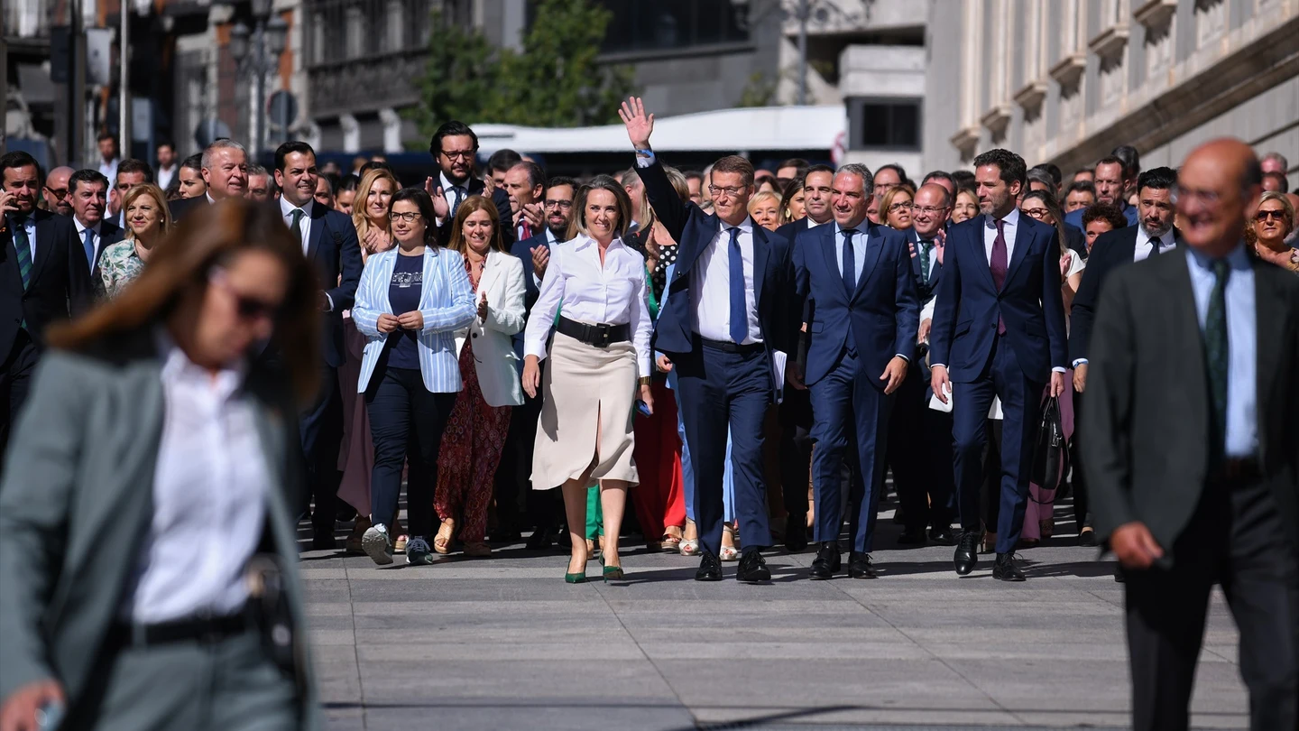 Alberto Núñez Feijóo saluda a su llegada a la primera sesión del debate de investidura del líder del PP, Alberto Núñez Feijóo saluda a su llegada a la primera sesión del debate de investidura del líder del PP,