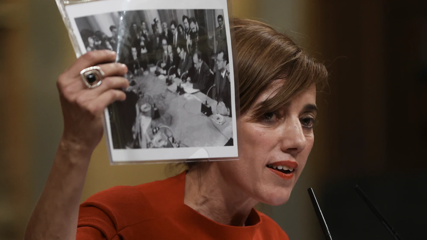 La diputada de Sumar Marta Lois interviene en la primera sesión del debate de investidura del candidato popular Alberto Núñez Feijóo a la Presidencia del Gobierno, este martes en el Congreso. La diputada de Sumar Marta Lois interviene en la primera sesión del debate de investidura del candidato popular Alberto Núñez Feijóo a la Presidencia del Gobierno, este martes en el Congreso.