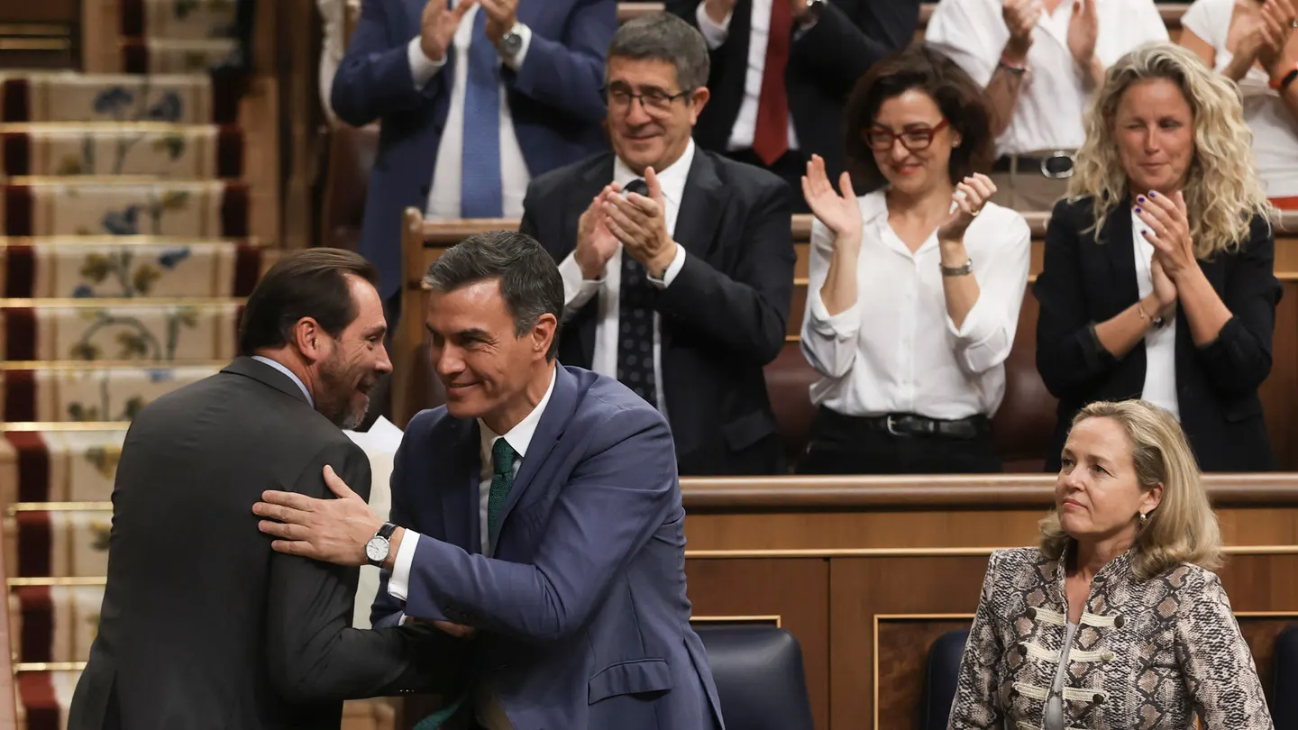 El presidente del Gobierno en funciones, Pedro Sánchez, saluda al diputado del PSOE Óscar Puente. El presidente del Gobierno en funciones, Pedro Sánchez, saluda al diputado del PSOE Óscar Puente.