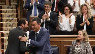  El presidente del Gobierno en funciones, Pedro Sánchez, saluda al diputado del PSOE Óscar Puente.