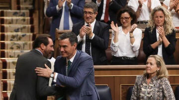  El presidente del Gobierno en funciones, Pedro Sánchez, saluda al diputado del PSOE Óscar Puente.