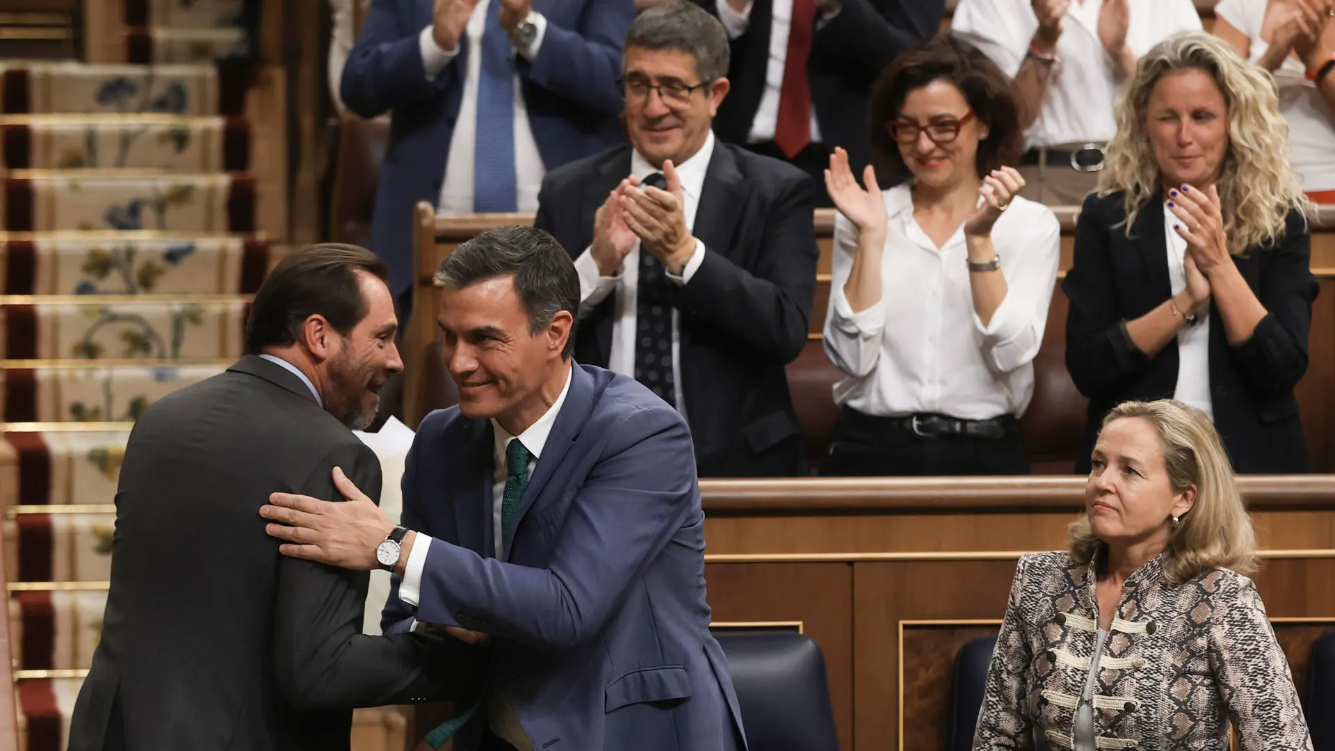  El presidente del Gobierno en funciones, Pedro Sánchez, saluda al diputado del PSOE Óscar Puente.