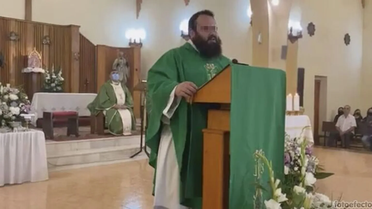 El sacerdote detenido por abusos sexuales denunció a su pareja por robarle material informático El sacerdote detenido por abusos sexuales denunció a su pareja por robarle material informático