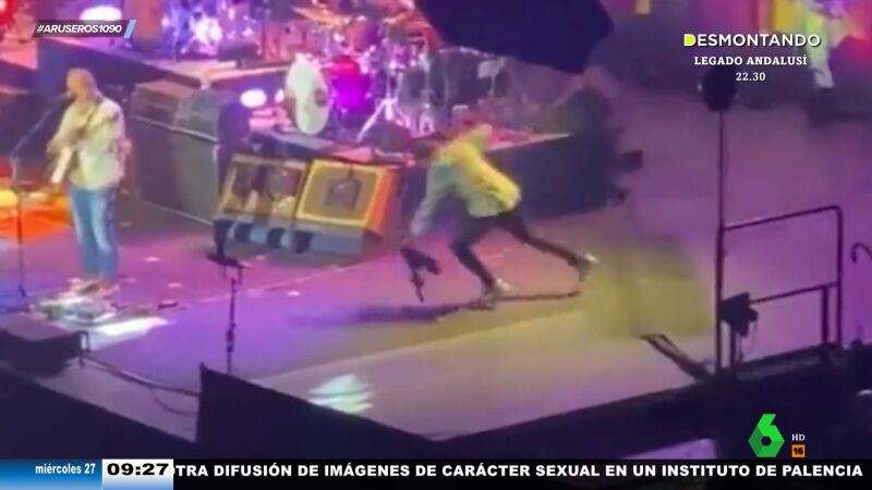 Ringo Starr (The Beatles) sufre una caída en el escenario en pleno concierto