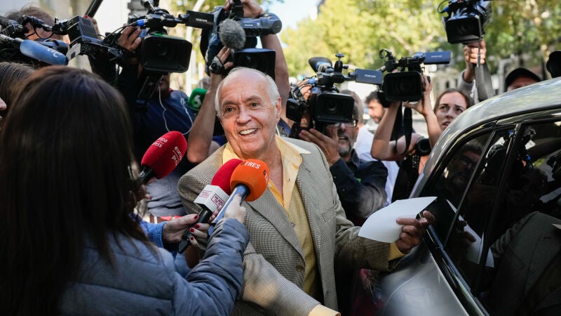 El productor José Luis Moreno atiende a los medios de comunicación a su salida de la Audiencia Nacional