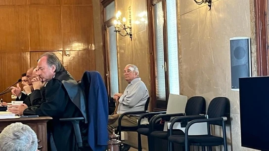 A la derecha, sentado tras los abogados y el fiscal, el anciano que mató a un ladrón que asaltó su casa. A la derecha, sentado tras los abogados y el fiscal, el anciano que mató a un ladrón que asaltó su casa.