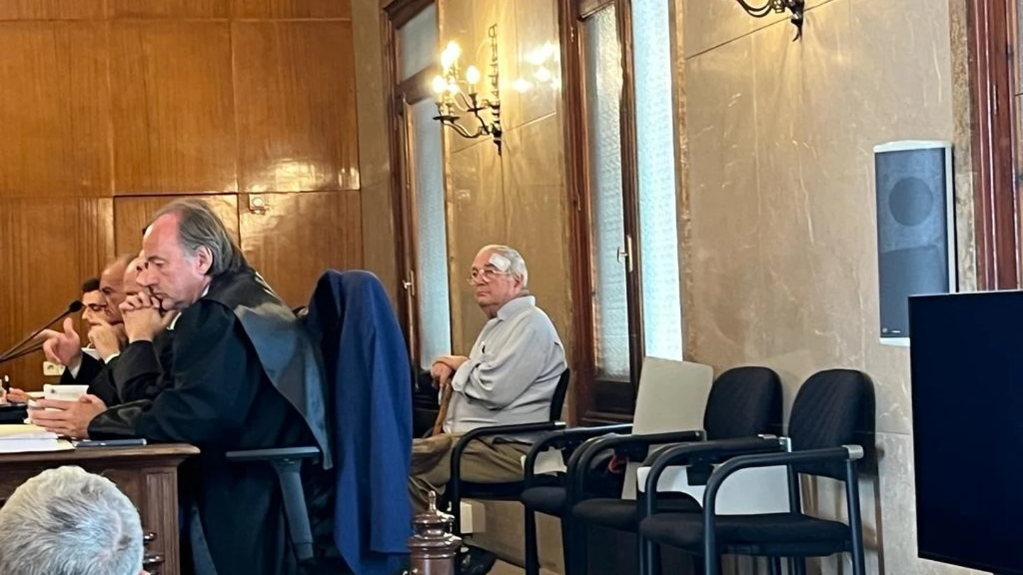 A la derecha, sentado tras los abogados y el fiscal, el anciano que mató a un ladrón que asaltó su casa. A la derecha, sentado tras los abogados y el fiscal, el anciano que mató a un ladrón que asaltó su casa.