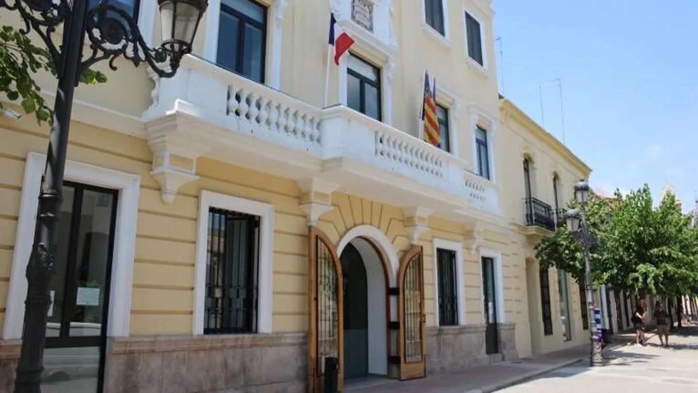 Piden el cese del vicealcalde de Godella por decir a una edil: "Tan abierta que eres, cuando quieras hacemos un trío" Piden el cese del vicealcalde de Godella por decir a una edil: "Tan abierta que eres, cuando quieras hacemos un trío"