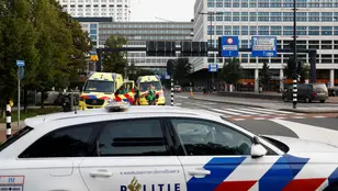 Miembros de los servicios de emergencia trabajan después del tiroteo en Róterdam.