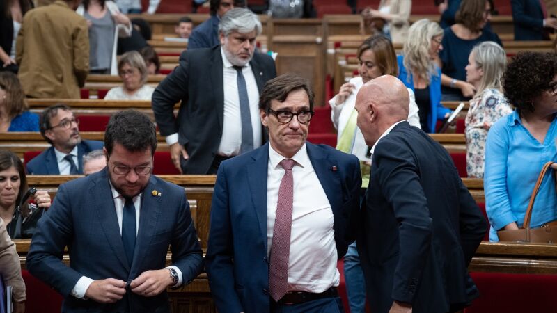 El presidente de la Generalitat de Catalunya, Pere Aragonès, y el líder del PSC, Salvador Illa.