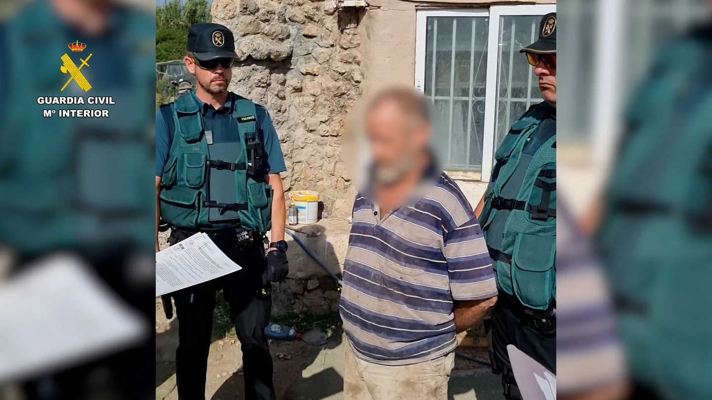 Detenido un hombre que embistió un vehículo de la Guardia Civil con un todoterreno e hirió a dos agentes Detenido un hombre que embistió un vehículo de la Guardia Civil con un todoterreno e hirió a dos agentes