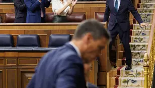 Pedro Sánchez, frente a la bancada del PP aplaudiendo a Alberto Núñez Feijóo durante la segunda votación de la investidura