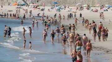 Personas paseando por la playa en Sanxenxo