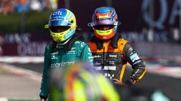 Fernando Alonso, junto a Oscar Piastri