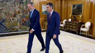 El rey Felipe VI y el presidente del Gobierno en funciones, Pedro Sánchez, en la primera ronda de consultas del monarca tras el 23J