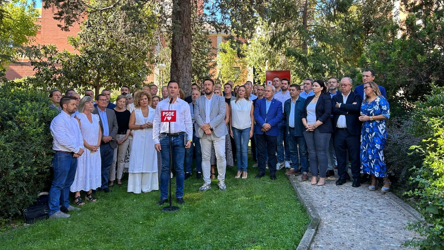 Los secretarios provinciales del PSOE firman un manifiesto junto a Zapatero para apoyar la investidura de Sánchez Los secretarios provinciales del PSOE firman un manifiesto junto a Zapatero para apoyar la investidura de Sánchez