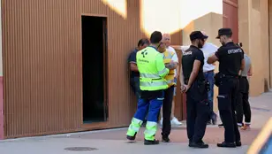 Efectivos de emergencias frente a la fachada de la bodega donde dos personas han fallecido y una tercera ha resultado herida en Lanciego