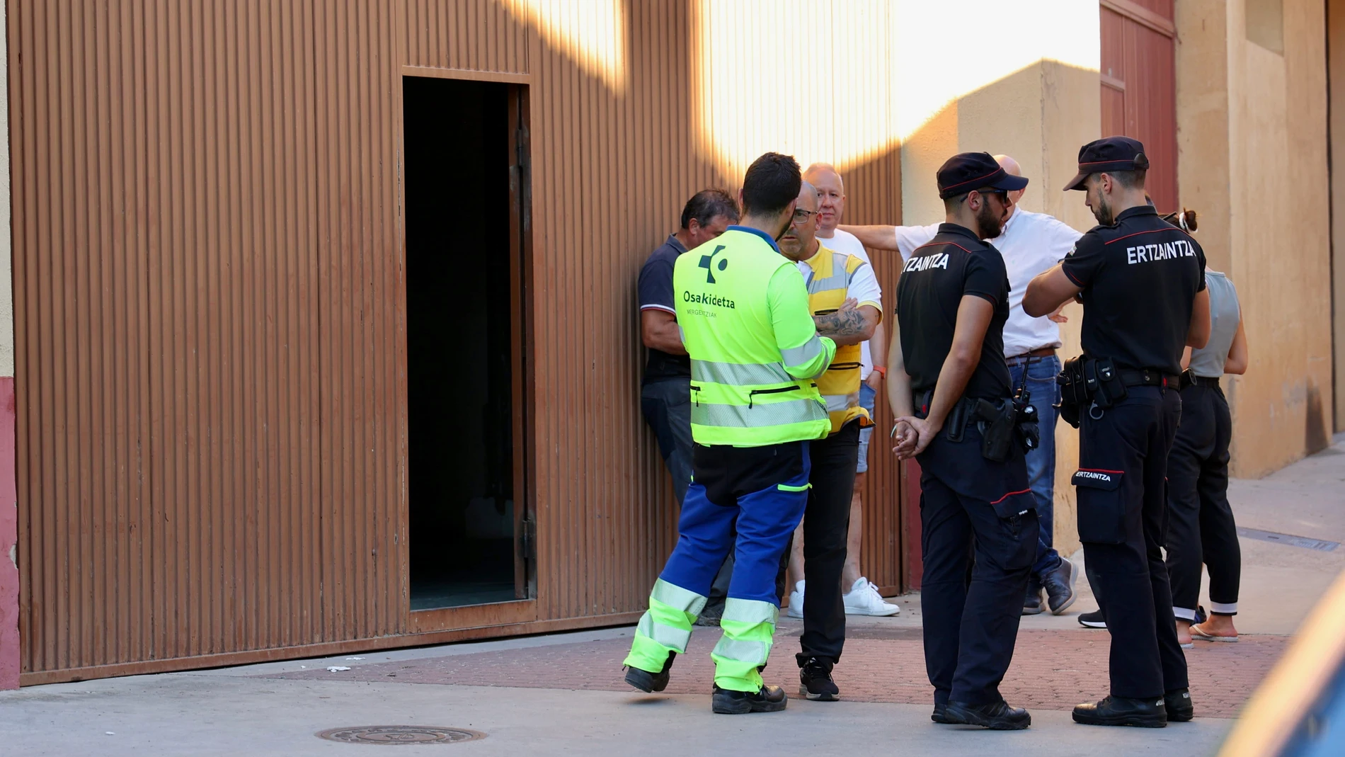 Efectivos de emergencias frente a la fachada de la bodega donde dos personas han fallecido y una tercera ha resultado herida en Lanciego