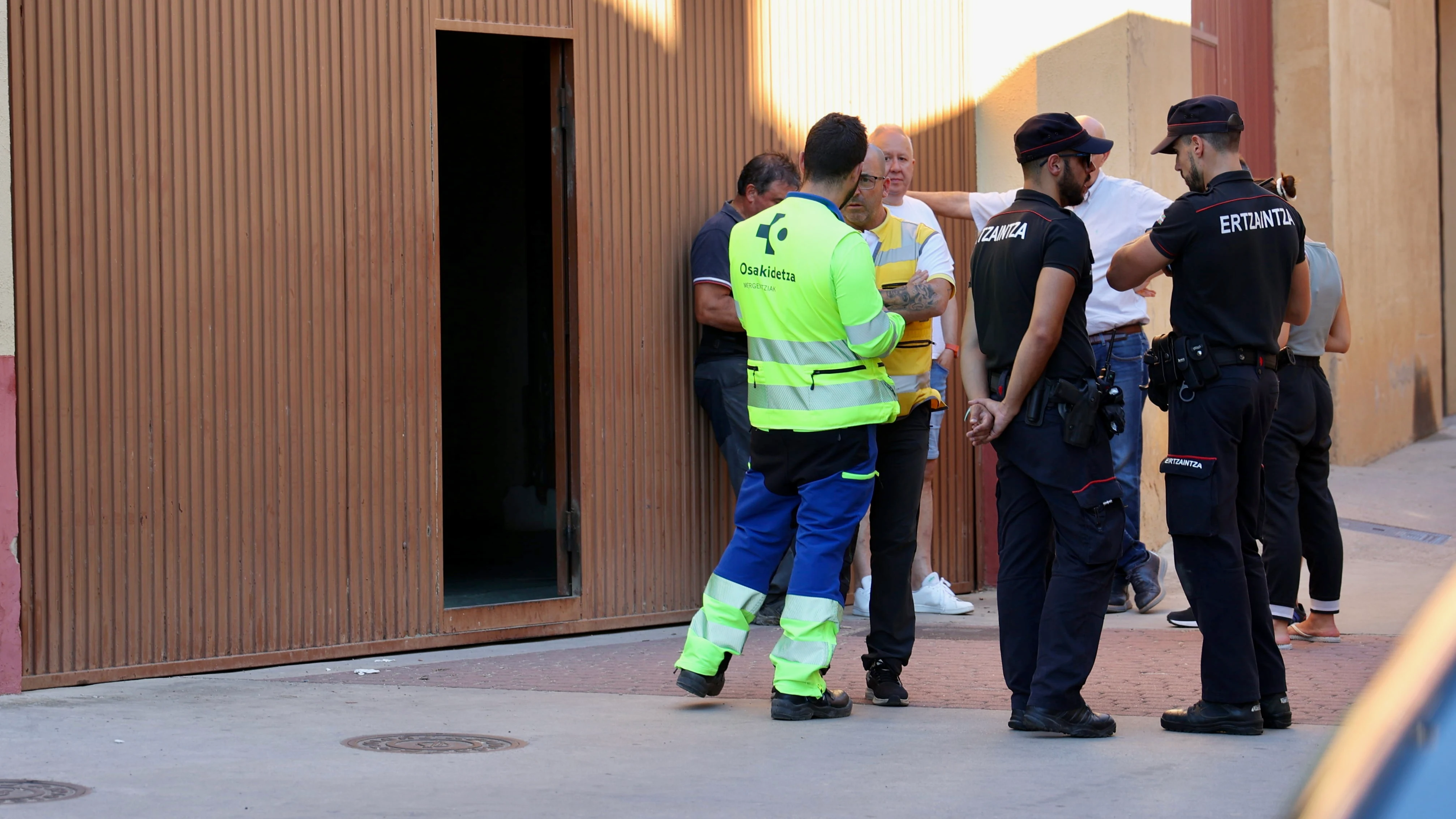 Efectivos de emergencias frente a la fachada de la bodega donde dos personas han fallecido y una tercera ha resultado herida en Lanciego