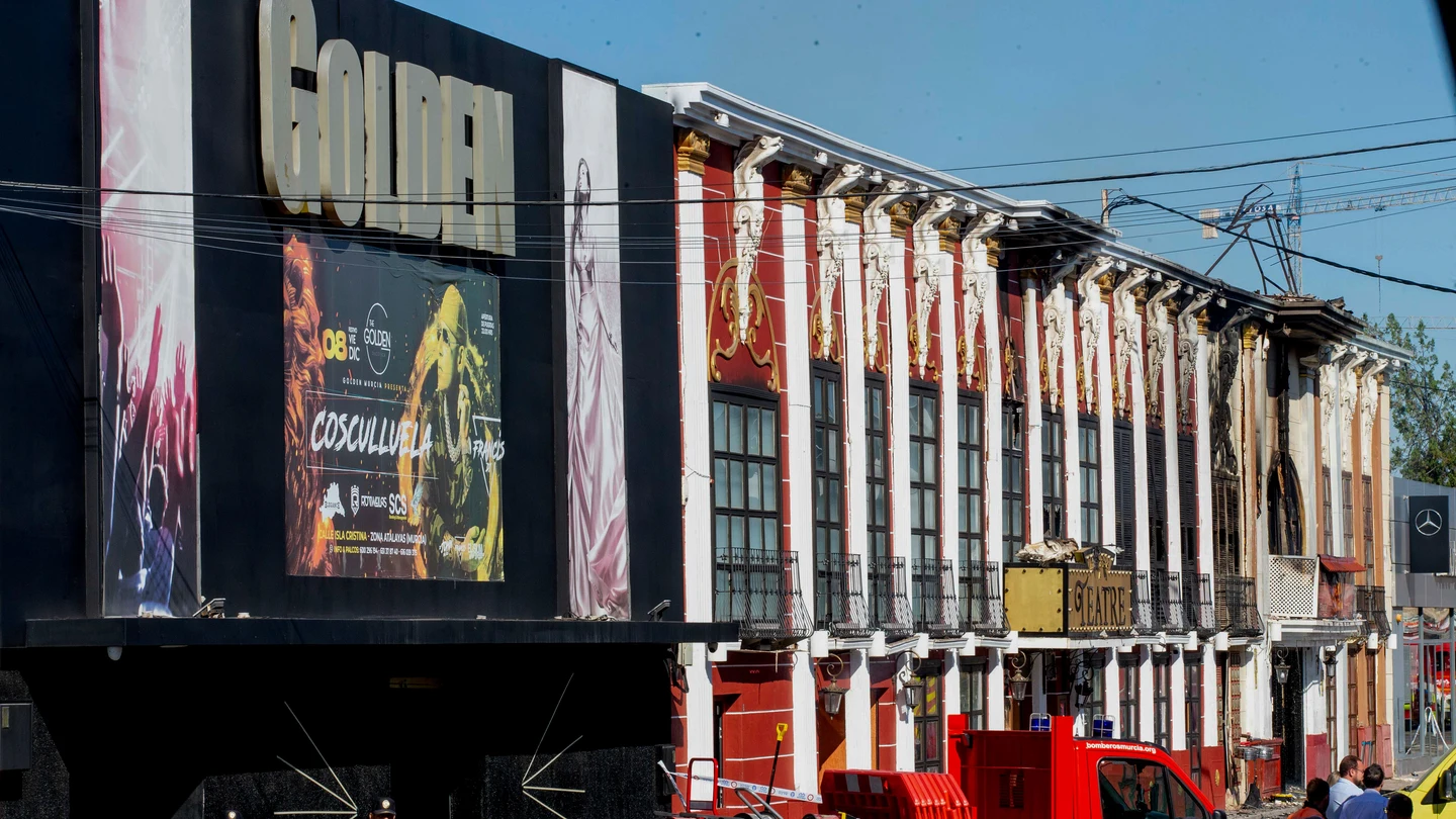 Los bomberos trabajan en la extinción de las llamas de una discoteca en Murcia Los bomberos trabajan en la extinción de las llamas de una discoteca en Murcia