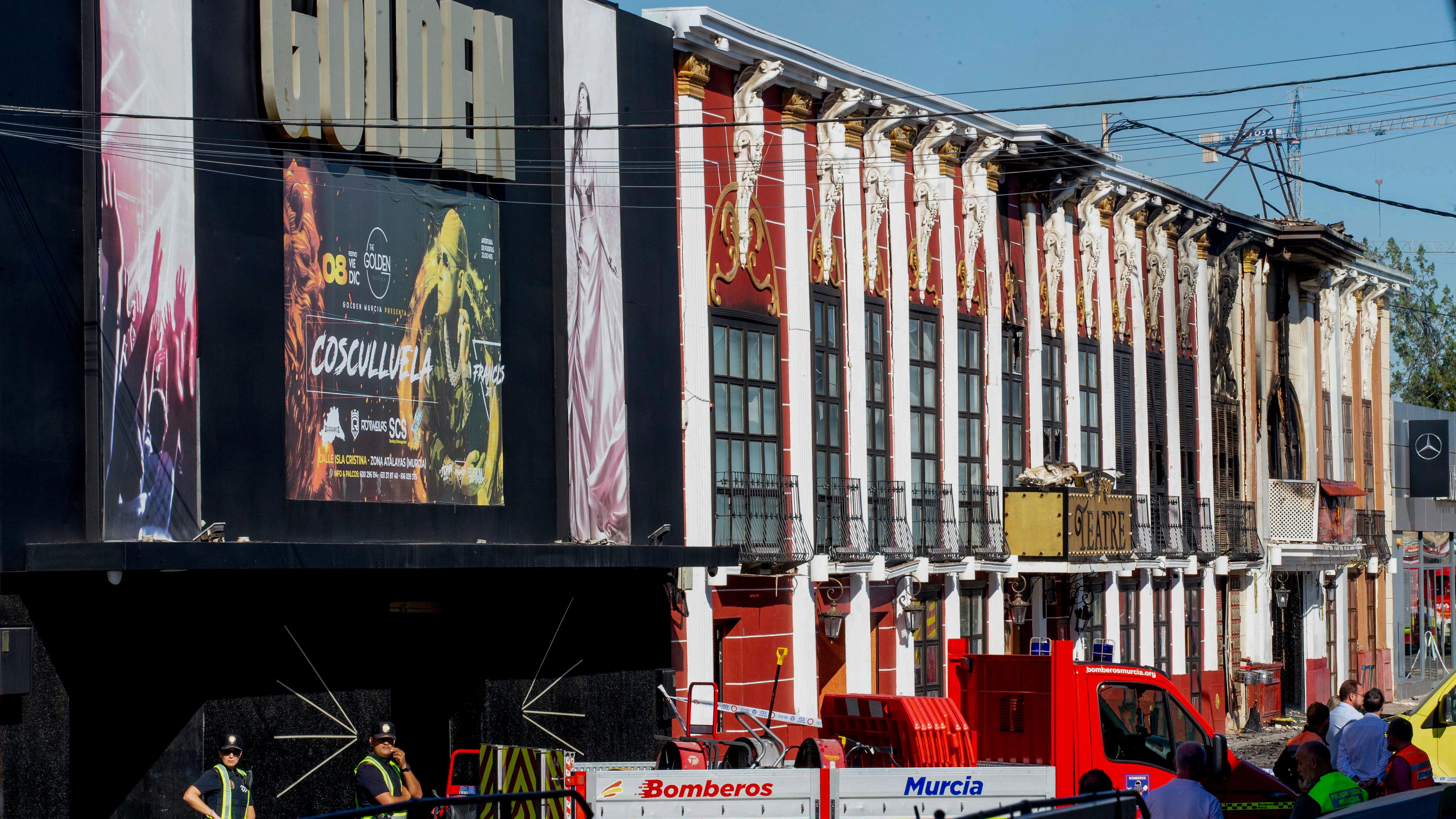 Los bomberos trabajan en la extinción de las llamas de una discoteca en Murcia