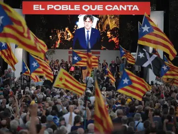 Puigdemont, aclamado en su intervención en el aniversario del 1-O