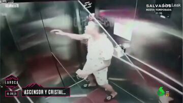 "Nunca cortéis el cristal así": intentan meter una lámina de vidrio enorme en un ascensor y acaba en tragedia 