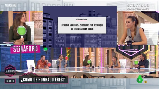 Cuatro ciudadanos entregan a la Policía 2.160 euros y un décimo que encontraron en un bar Cuatro ciudadanos entregan a la Policía 2.160 euros y un décimo que encontraron en un bar