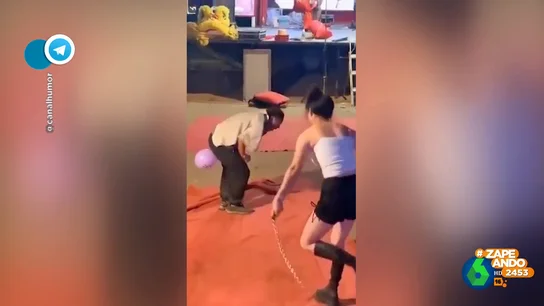 El frustrado intento de una joven de romper un globo con un látigo: "Es Jiaping en una cita de Tinder" El frustrado intento de una joven de romper un globo con un látigo: "Es Jiaping en una cita de Tinder"