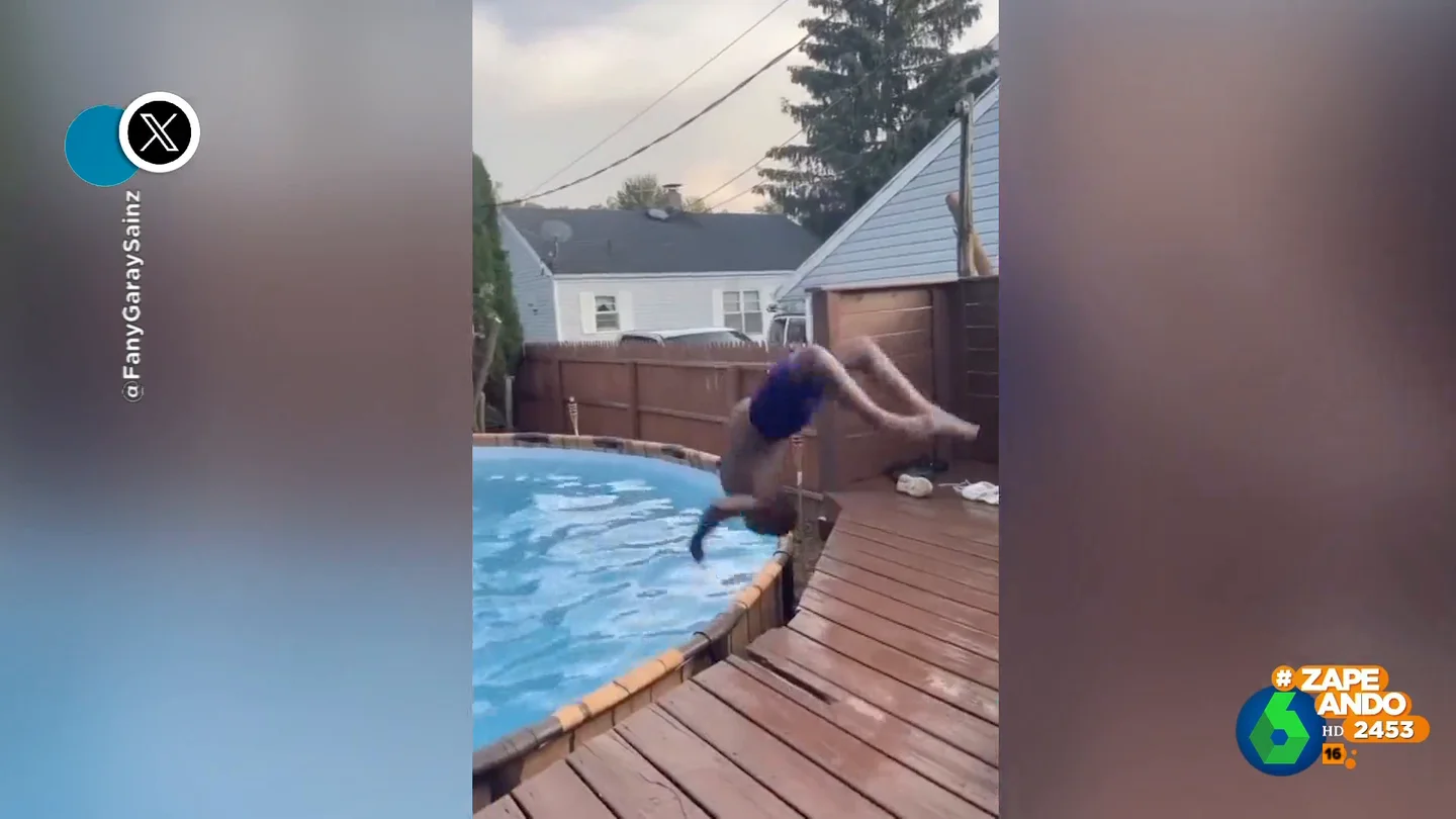 Un hombre termina en una extraña postura tras saltar a una piscina Un hombre termina en una extraña postura tras saltar a una piscina