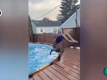 Un hombre termina en una extraña postura tras saltar a una piscina