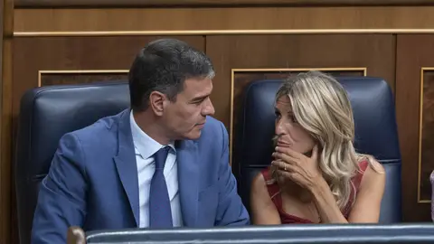 El presidente del Gobierno en funciones y secretario general del PSOE, Pedro Sánchez y la vicepresidenta segunda en funciones y líder de Sumar, Yolanda Díaz .