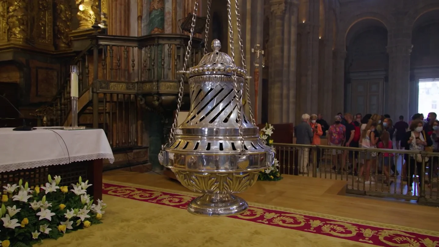 Boris Izaguirre descubre los orígenes del botafumeiro de la Catedral de Santiago, "el primer ambientador de la historia" Boris Izaguirre descubre los orígenes del botafumeiro de la Catedral de Santiago, "el primer ambientador de la historia"
