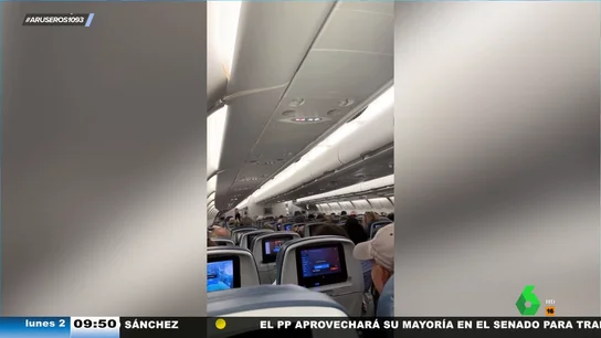 Una aerolínea ofrece dinero a sus pasajeros en una subasta para que bajen del avión y solucionar el 'overbooking' Una aerolínea ofrece dinero a sus pasajeros en una subasta para que bajen del avión y solucionar el 'overbooking'