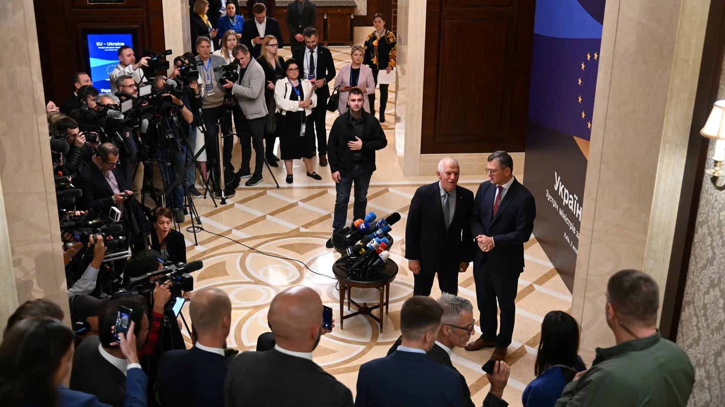 Dmytro Kuleba, y Josep Borrell, antes de la reunión de ministros de Asuntos Exteriores de la UE y Ucrania, en medio del ataque de Rusia a Ucrania, en Kiev, Ucrania, el 2 de octubre de 2023. Dmytro Kuleba, y Josep Borrell, antes de la reunión de ministros de Asuntos Exteriores de la UE y Ucrania, en medio del ataque de Rusia a Ucrania, en Kiev, Ucrania, el 2 de octubre de 2023.