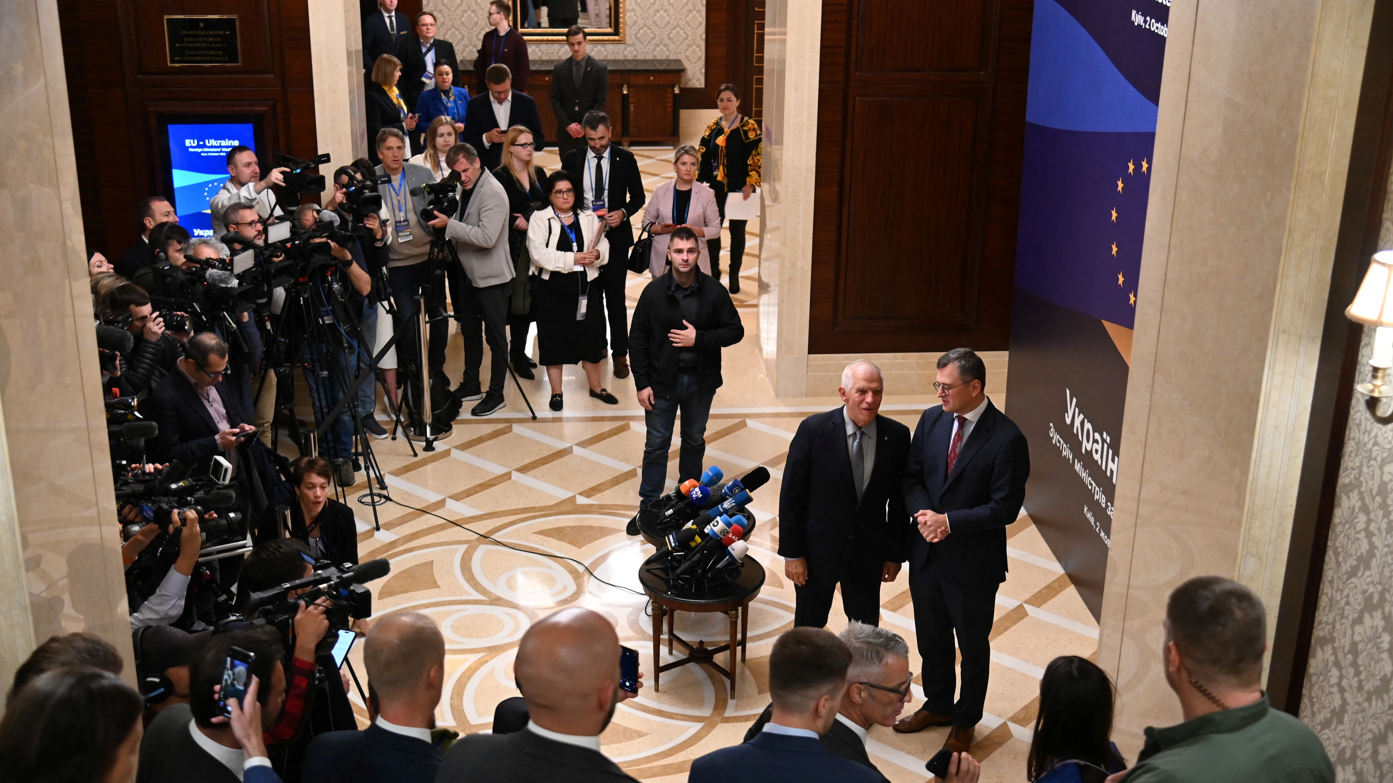 Dmytro Kuleba, y Josep Borrell, antes de la reunión de ministros de Asuntos Exteriores de la UE y Ucrania, en medio del ataque de Rusia a Ucrania, en Kiev, Ucrania, el 2 de octubre de 2023. 