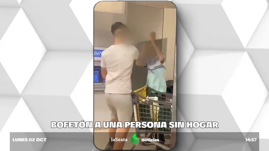 Momento de la agresión a una persona sin hogar en un cajero. Momento de la agresión a una persona sin hogar en un cajero.