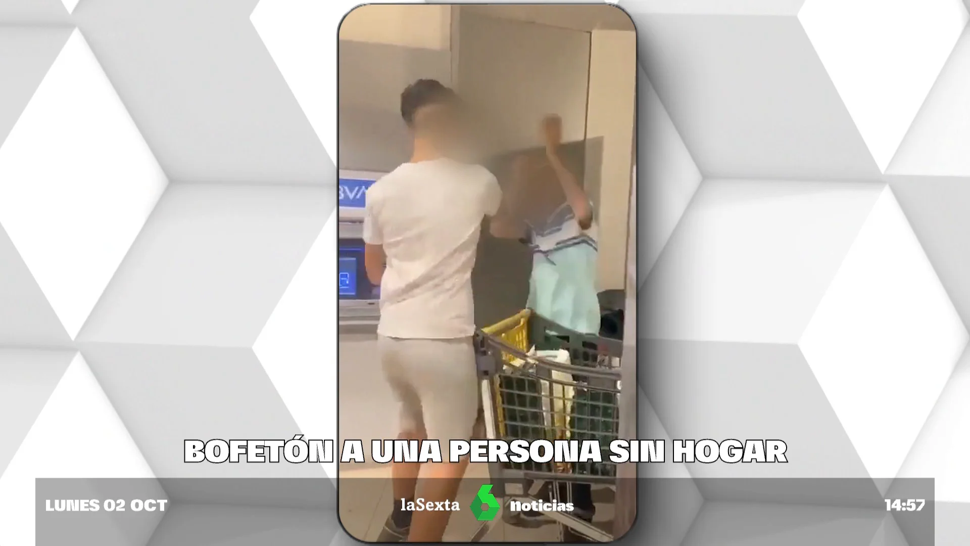 Momento de la agresión a una persona sin hogar en un cajero.