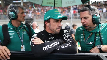 Fernando Alonso, con miembros de Aston Martin