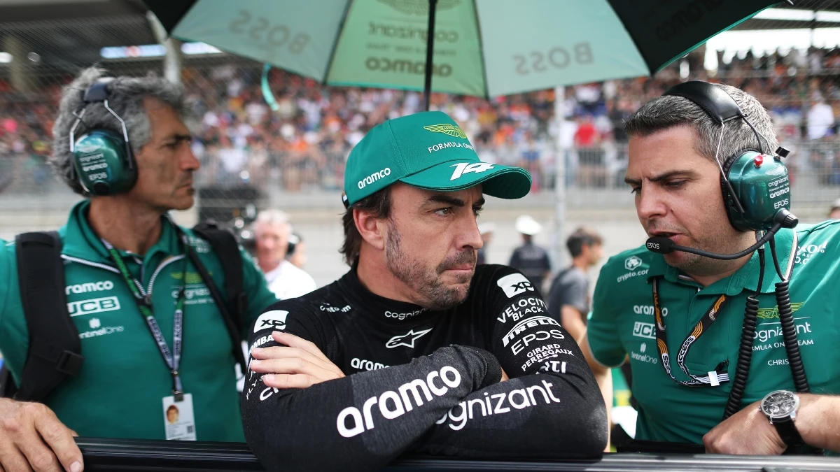 Fernando Alonso, con miembros de Aston Martin