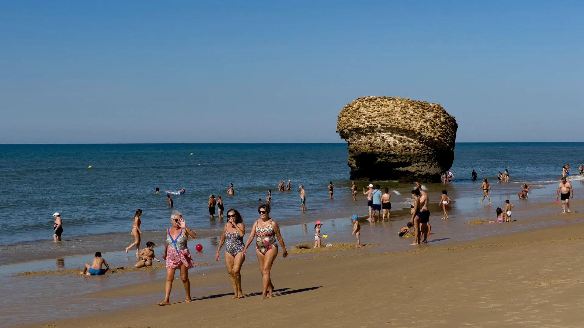 Octubre arranca con temperaturas altas en casi todo el país y viento fuerte en el Estrecho