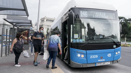 Viajar en los autobuses de la EMT en Madrid es gratis este lunes por ser jornada "con alto nivel de tráfico" Viajar en los autobuses de la EMT en Madrid es gratis este lunes por ser jornada "con alto nivel de tráfico"