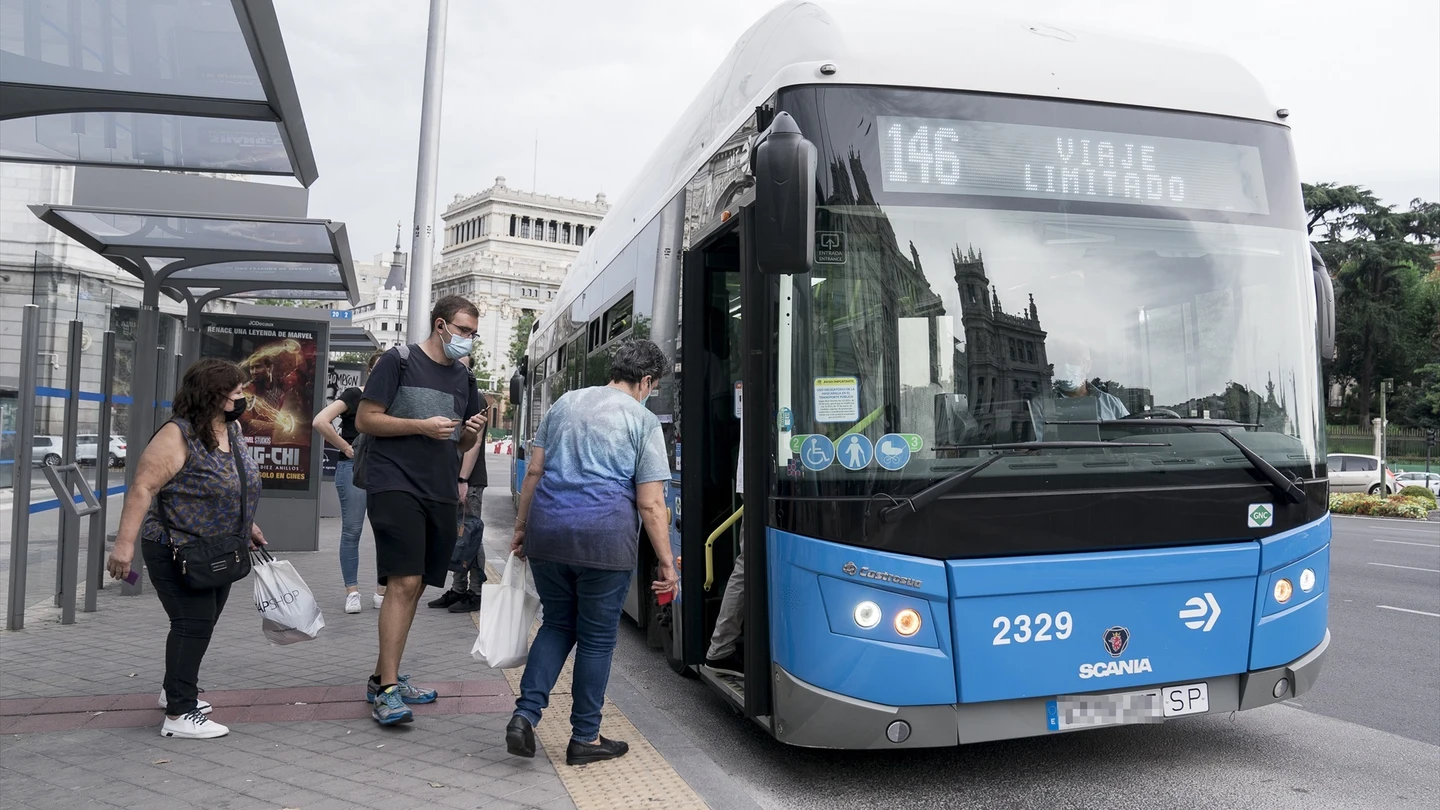 Viajar en los autobuses de la EMT en Madrid es gratis este lunes por ser jornada "con alto nivel de tráfico" Viajar en los autobuses de la EMT en Madrid es gratis este lunes por ser jornada "con alto nivel de tráfico"