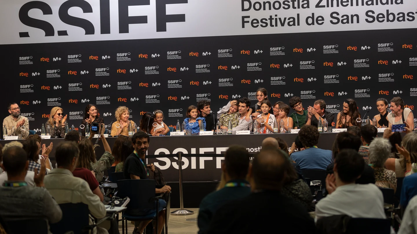 El equipo de 'La Mesías' casi al completo y emocionado durante la rueda de prensa del Festival de San Sebastián. El equipo de 'La Mesías' casi al completo y emocionado durante la rueda de prensa del Festival de San Sebastián.